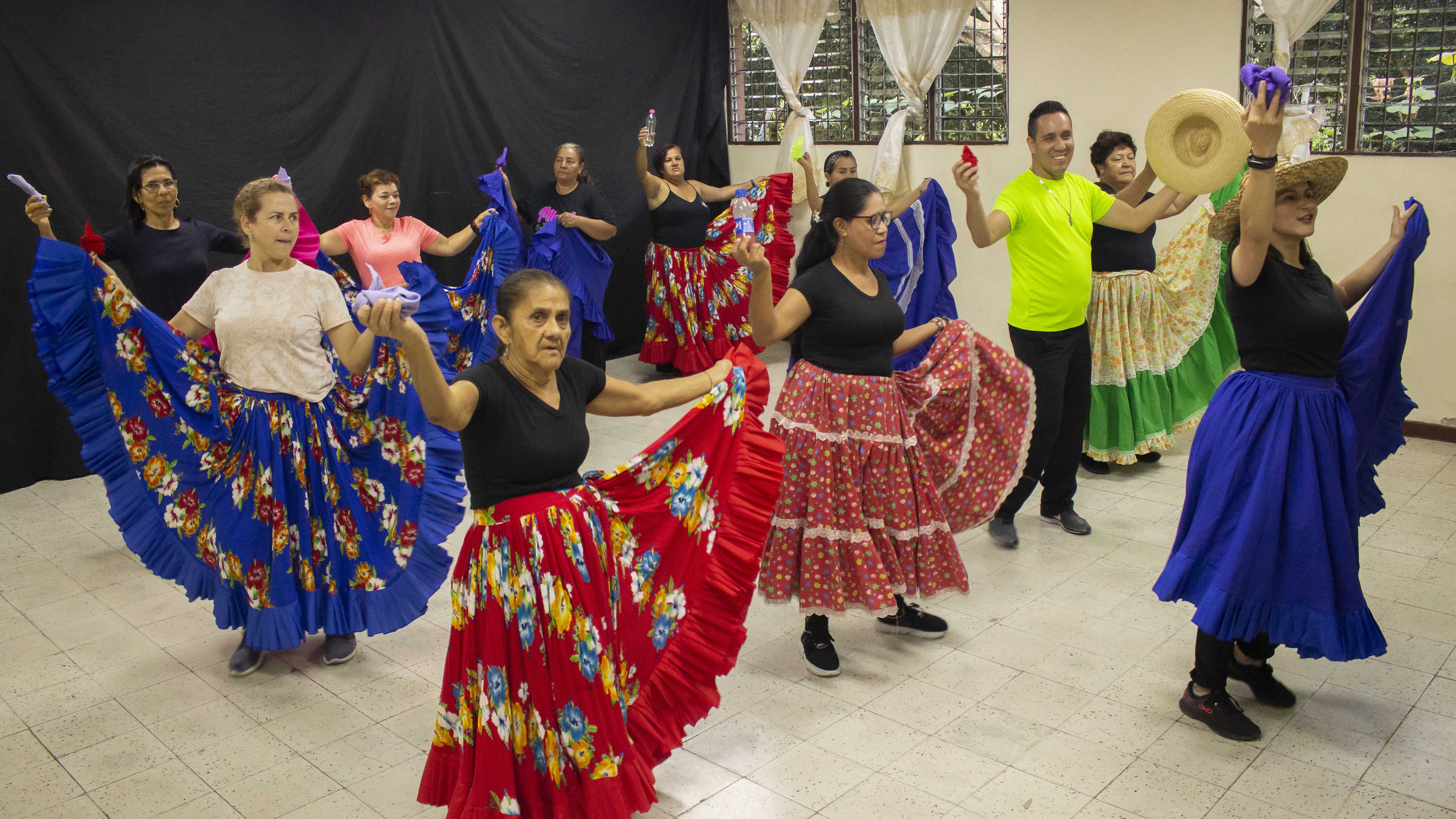 DANZA FOLCLÓRICA BÁSICA ADULTOS