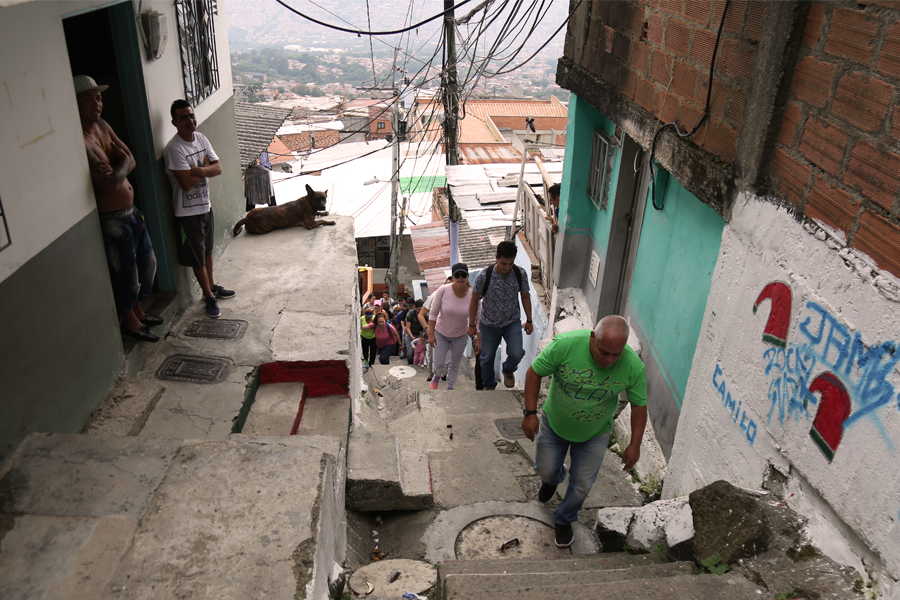 A Medellín la recorremos en plural: rutas, caminatas y conversaciones en las calles del barrio